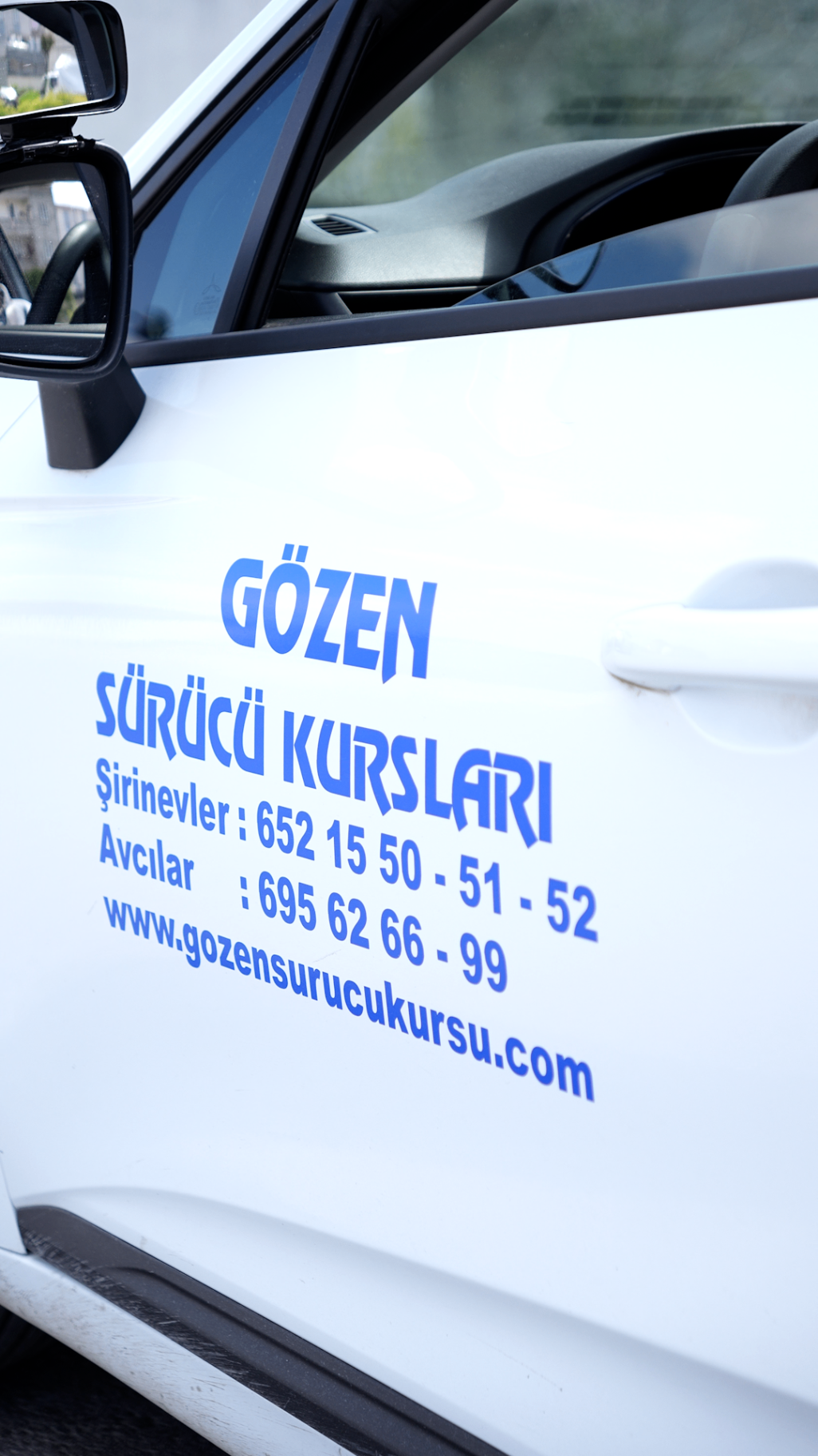 Gözen Sürücü Kursu eğitim aracının kapı üzeri kurumsal baskısı