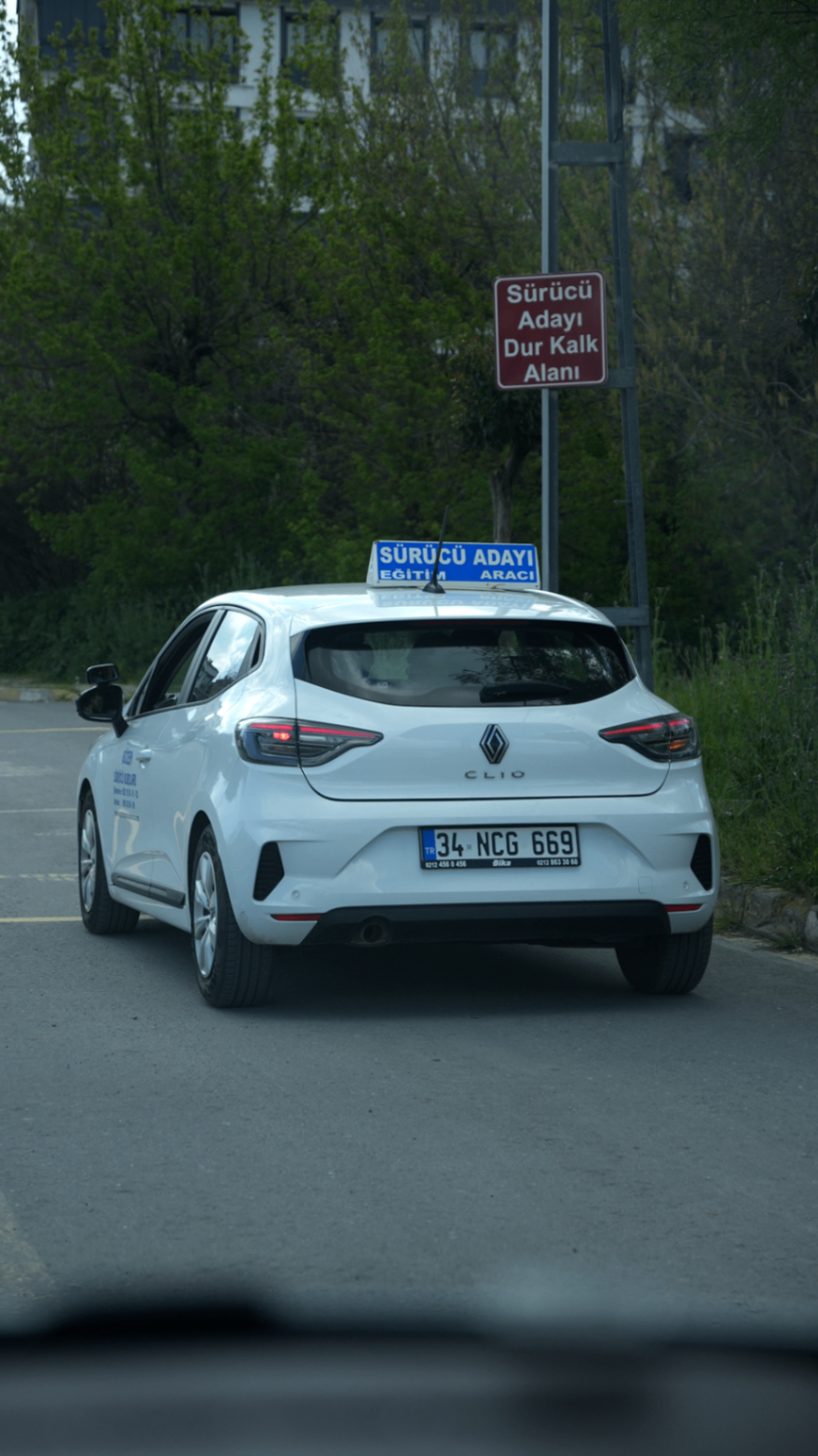 Gözen Sürücü Kursu eğitim aracının arka görünümü ve eğitim parkuru